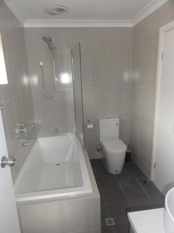 Prime Location & Spacious Аделейд Екстериор снимка