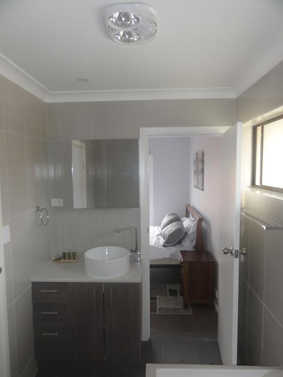 Prime Location & Spacious Аделейд Екстериор снимка